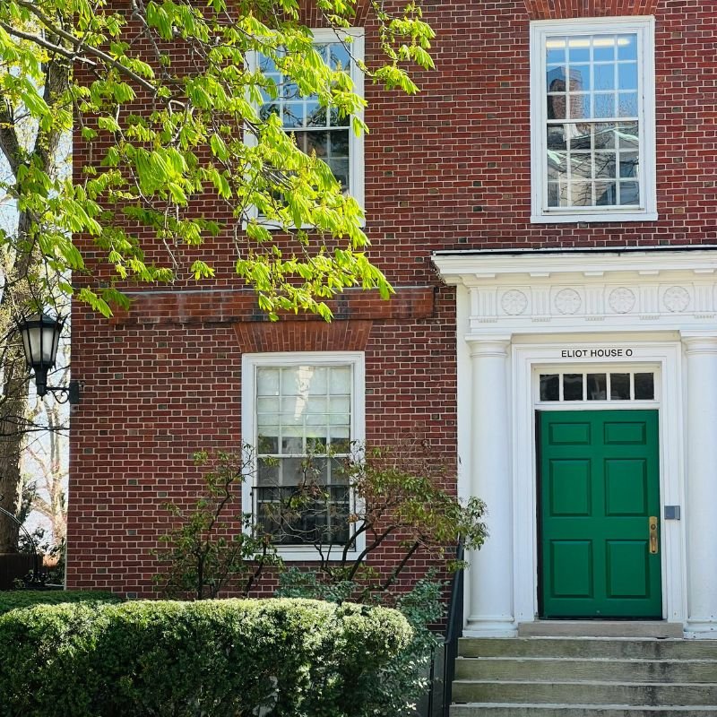 Fachada de casa colonial de ladrillo en Massachusetts presentada por la asesora inmobiliaria Luisita Pumphrey.