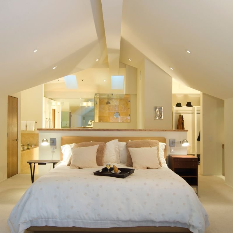 Dormitorio principal suite con techos altos en residencia recomendada por Luisita Pumphrey Real Estate Advisor en Nueva Inglaterra.